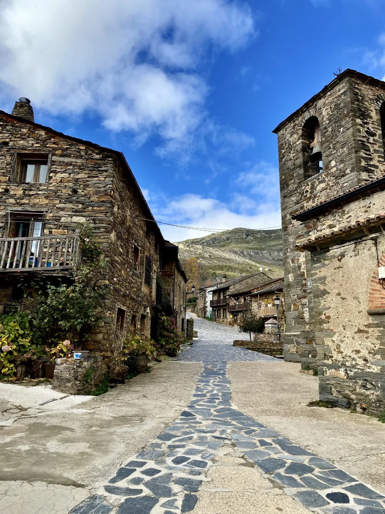 Valverde de los Arroyos Pueblos Negros Guadalajara