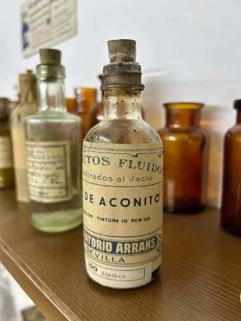 antiguo frasco de aceite de aconito