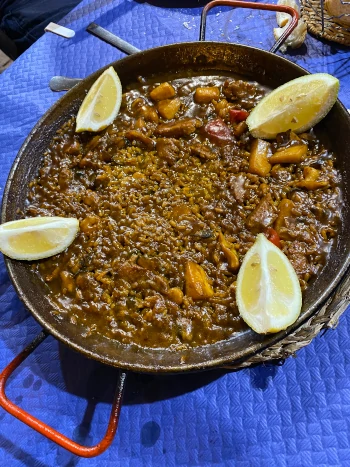 imagen de paella con arroz a banda