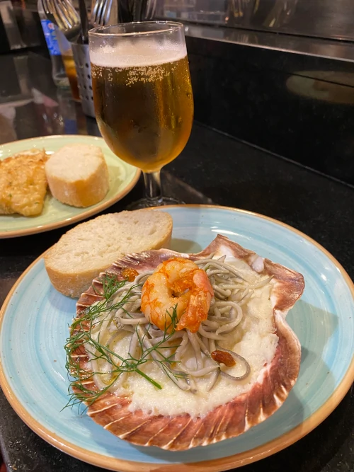 imagen de un pintxo de gulas con gamba
