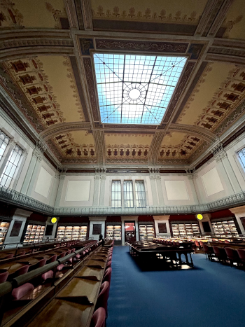 fotografía del interior de la biblioteca nacional